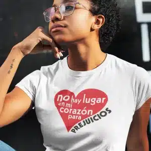 No hay lugar para prejuicios T-shirt in white